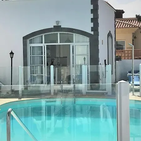 Lovely - Pool Front, Private Roof Terrace, Wifi Fiber Optic Vakantiehuis *